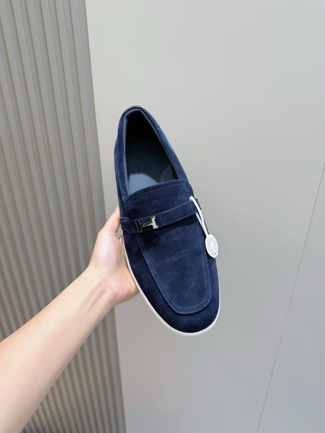 Loafer aus schwarzem Wildleder mit Kontrastsohle – Herren