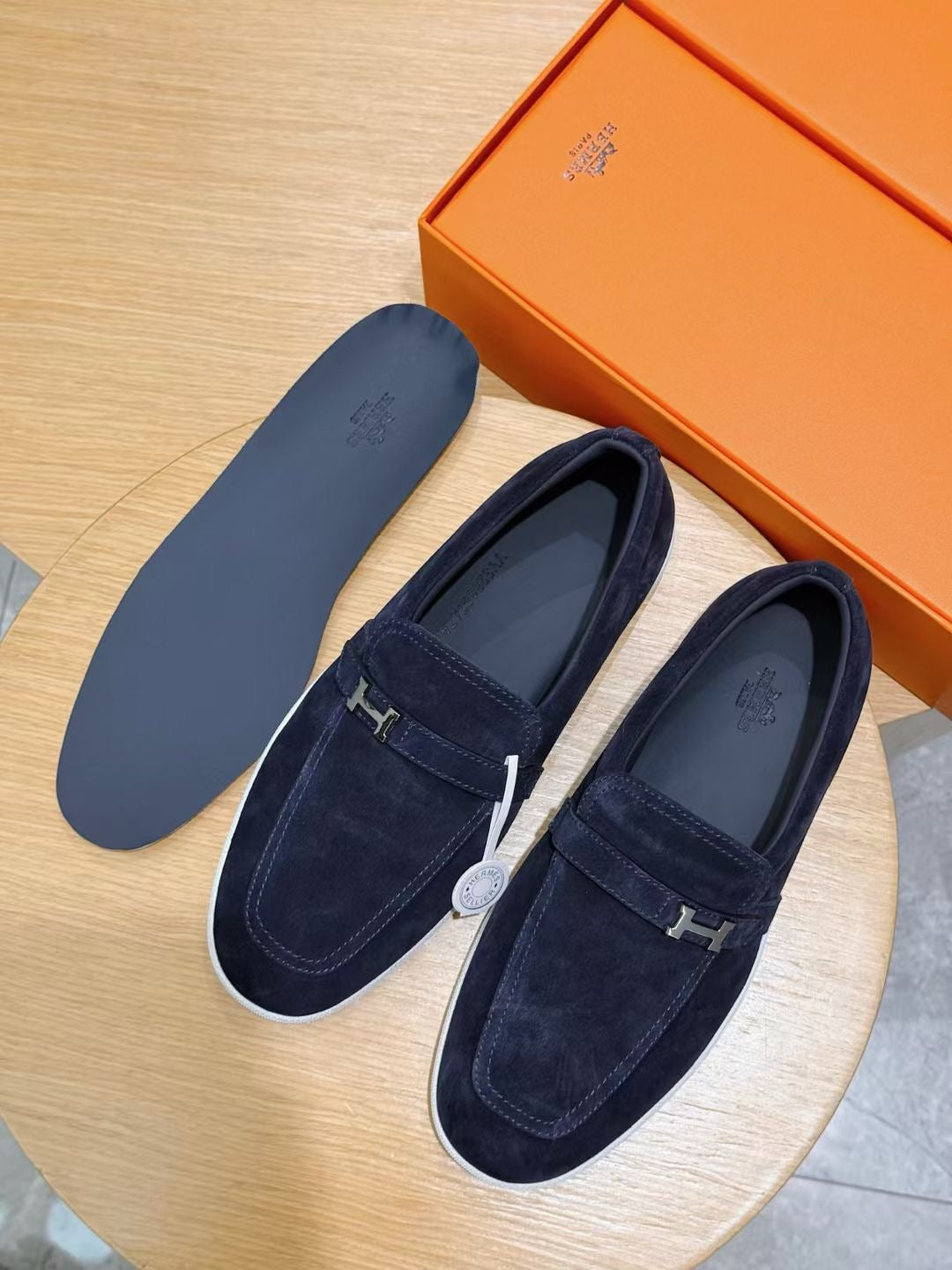 Loafer aus schwarzem Wildleder mit Kontrastsohle – Herren