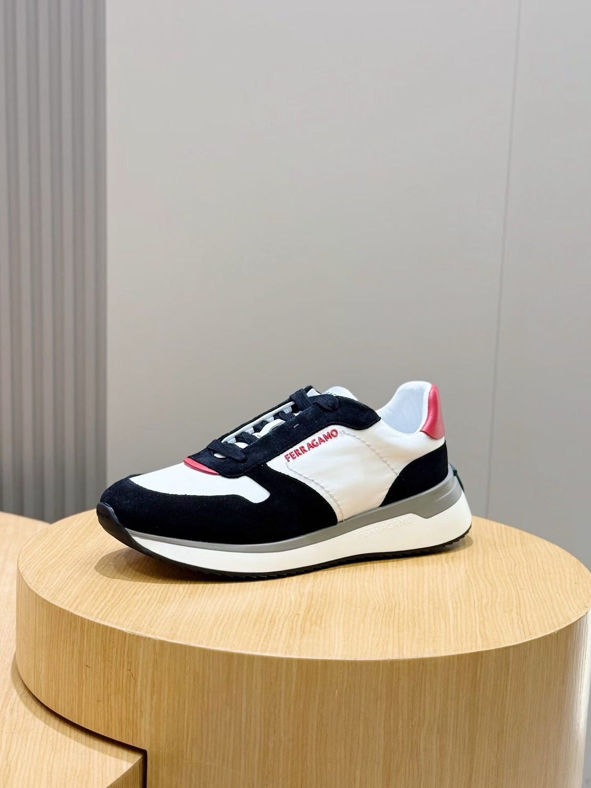 Runner in weißem Leder mit Farbblock - Herren