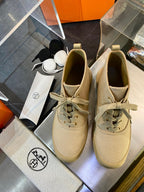 Cremefarbener Leder-Schnürstiefel mit Profilsohle – Herren