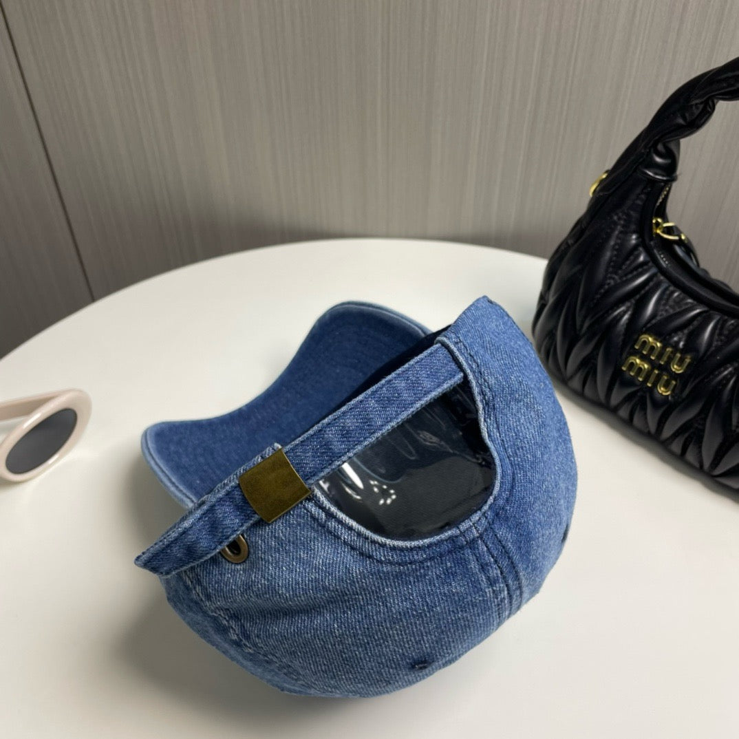 Hellblaue und anthrazitfarbene Kappe