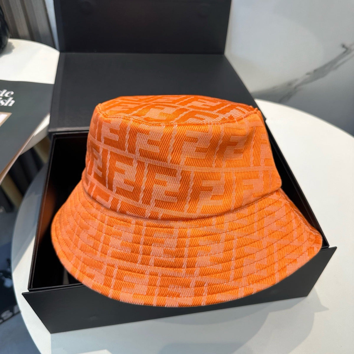 Schwarz-orange Mütze