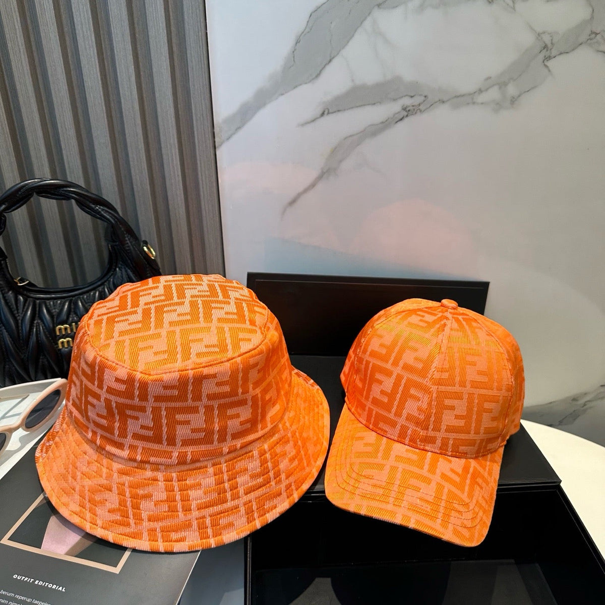 Schwarz-orange Mütze