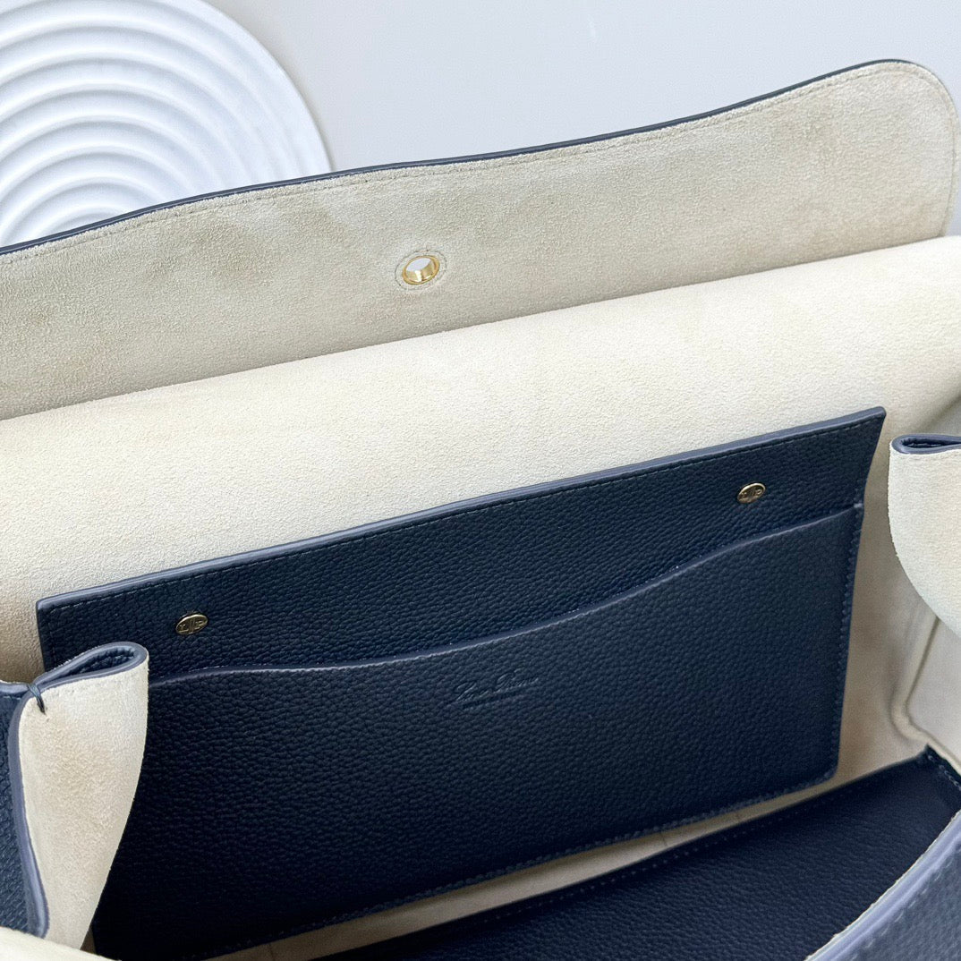 Und Black Tote Bag