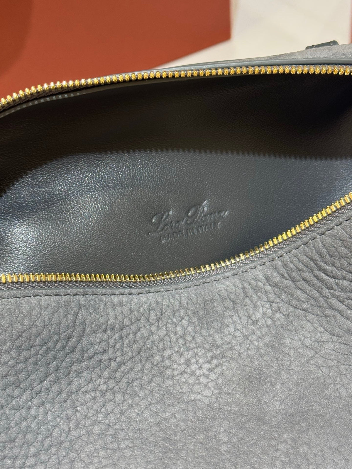 Dunkelgraue Tasche