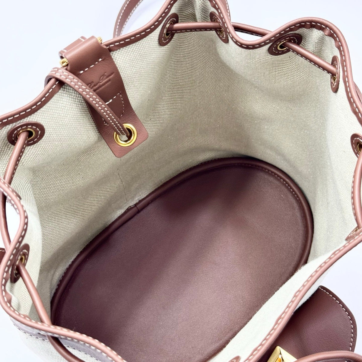 Graue und braune Beuteltasche