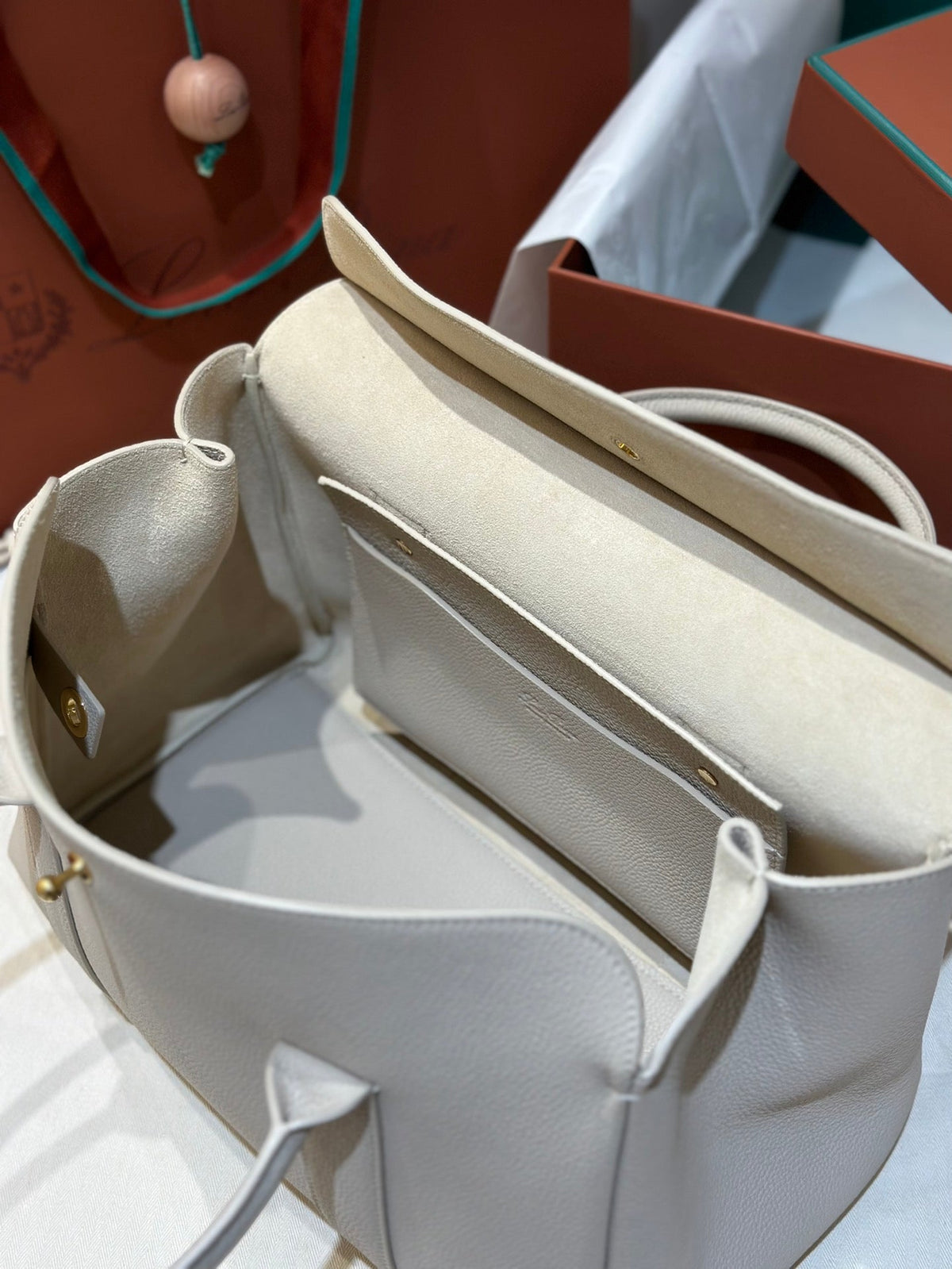 Und Black Tote Bag