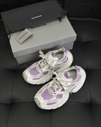 Weiße und lilafarbene Turnschuhe