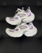 Weiße und lilafarbene Turnschuhe