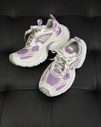 Weiße und lilafarbene Turnschuhe