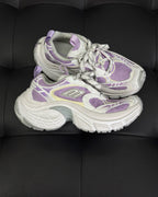 Weiße und lilafarbene Turnschuhe
