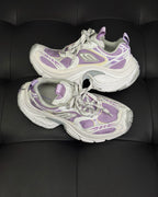 Weiße und lilafarbene Turnschuhe