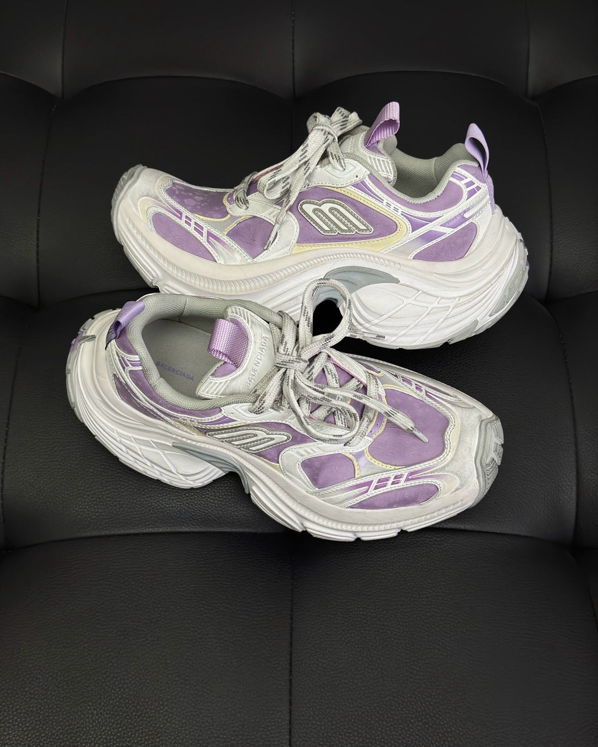 Weiße und lilafarbene Turnschuhe