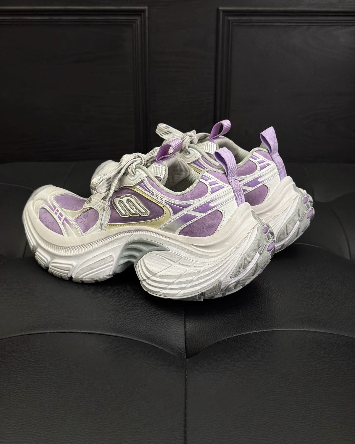 Weiße und lilafarbene Turnschuhe