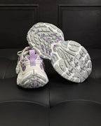 Weiße und lilafarbene Turnschuhe