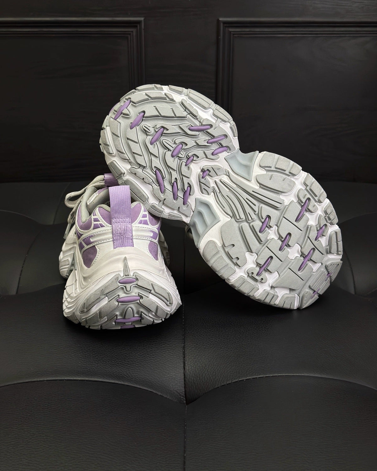 Weiße und lilafarbene Turnschuhe