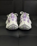 Weiße und lilafarbene Turnschuhe