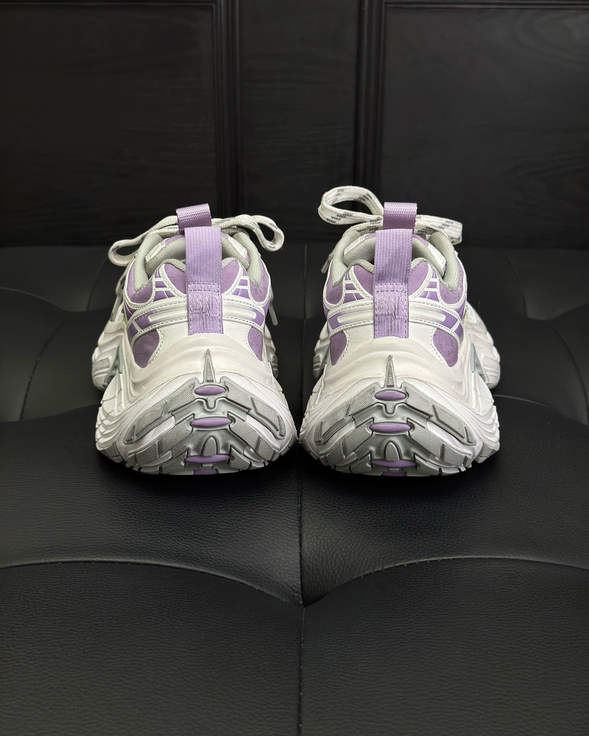 Weiße und lilafarbene Turnschuhe