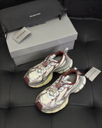 Caged Panel Runner Cremefarbene und rote Sneakers