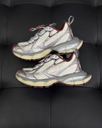 Caged Panel Runner Cremefarbene und rote Sneakers