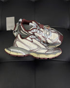 Caged Panel Runner Cremefarbene und rote Sneakers
