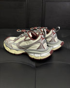 Caged Panel Runner Cremefarbene und rote Sneakers