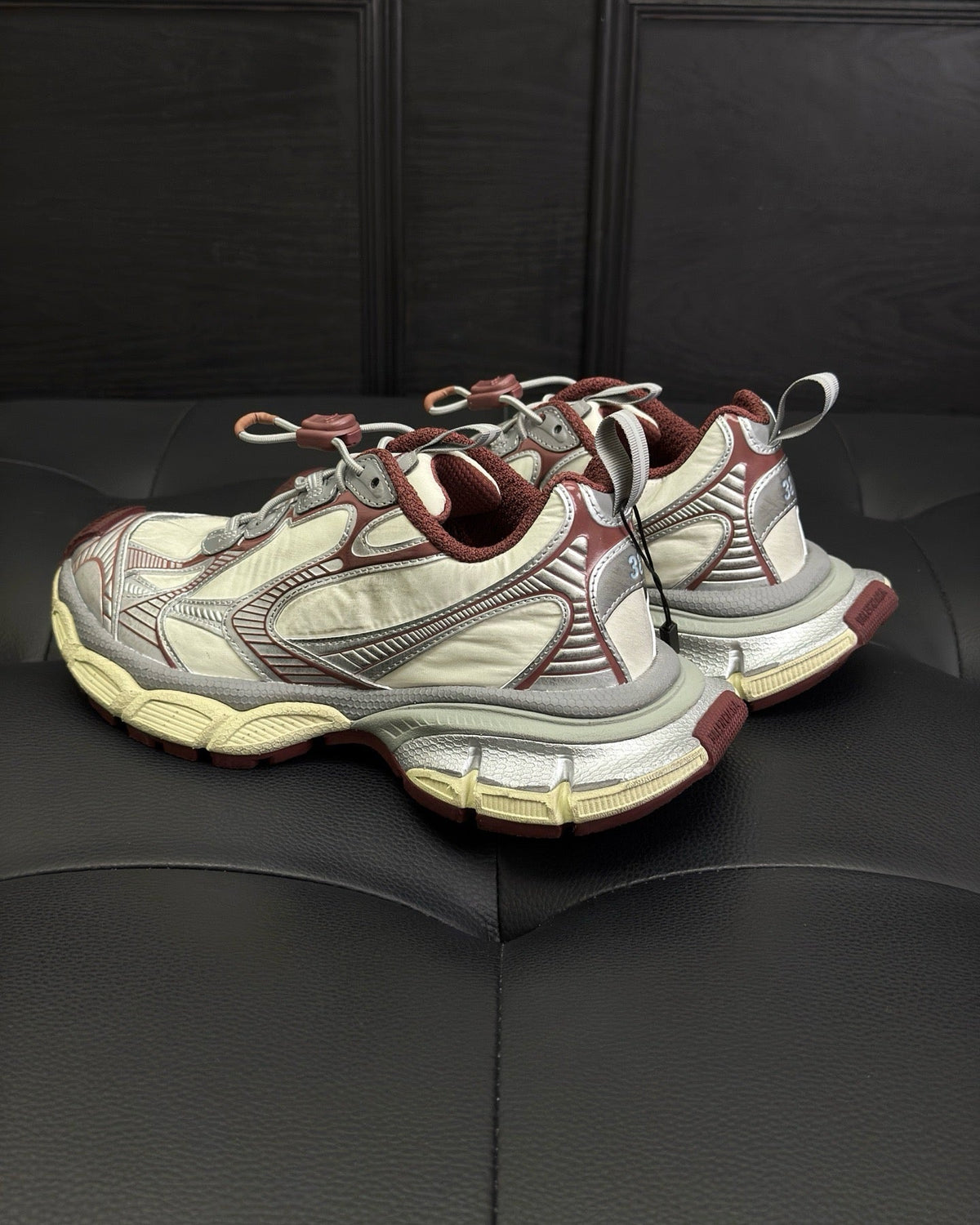 Caged Panel Runner Cremefarbene und rote Sneakers