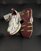 Caged Panel Runner Cremefarbene und rote Sneakers