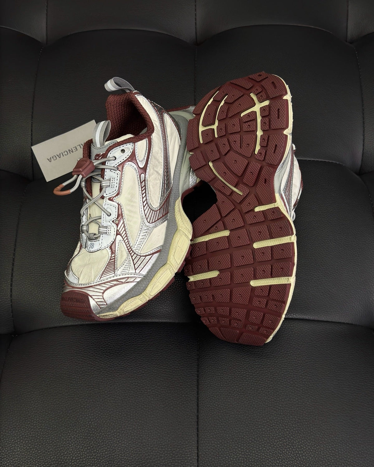 Caged Panel Runner Cremefarbene und rote Sneakers