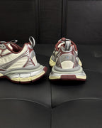 Caged Panel Runner Cremefarbene und rote Sneakers