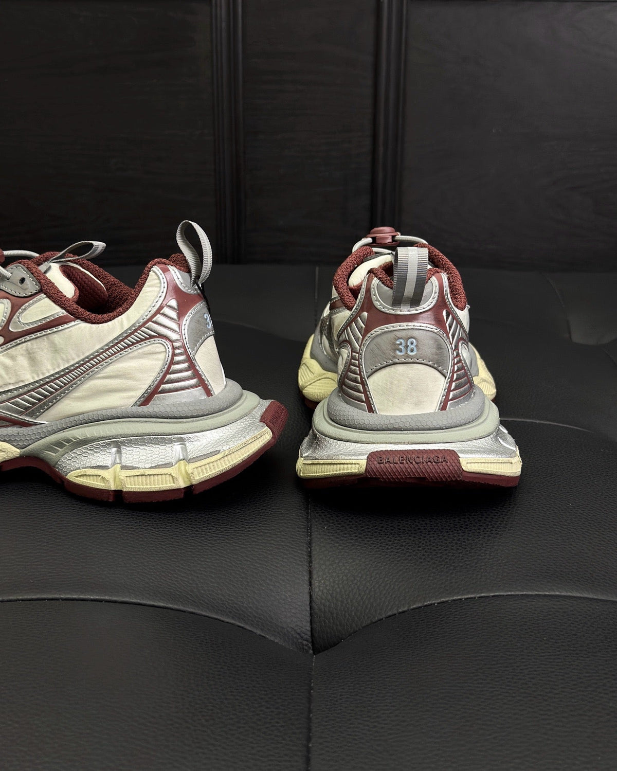 Caged Panel Runner Cremefarbene und rote Sneakers