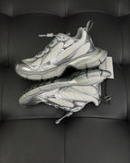Caged Panel Runner Cremefarbene und rote Sneakers