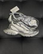 Caged Panel Runner Cremefarbene und rote Sneakers