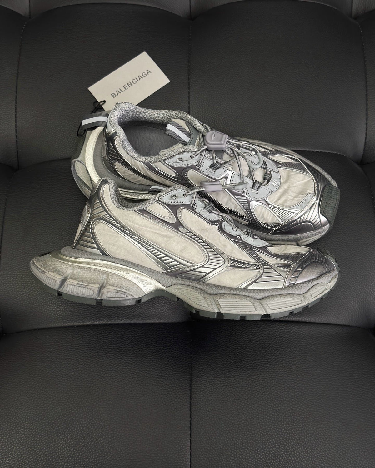 Caged Panel Runner Cremefarbene und rote Sneakers