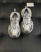Caged Panel Runner Cremefarbene und rote Sneakers
