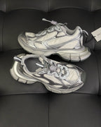 Caged Panel Runner Cremefarbene und rote Sneakers