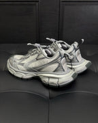 Caged Panel Runner Cremefarbene und rote Sneakers