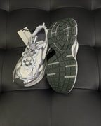 Caged Panel Runner Cremefarbene und rote Sneakers