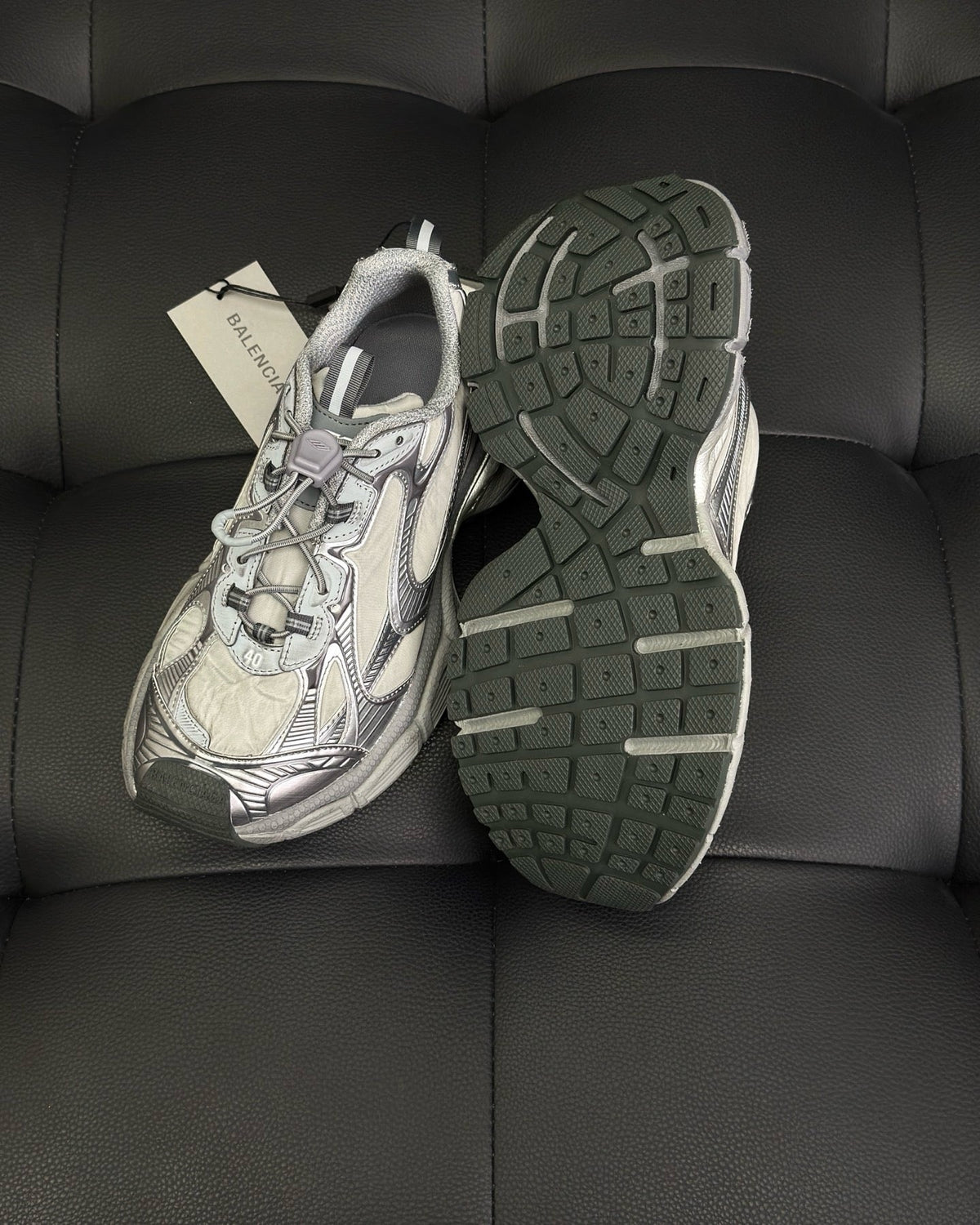 Caged Panel Runner Cremefarbene und rote Sneakers