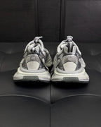 Caged Panel Runner Cremefarbene und rote Sneakers