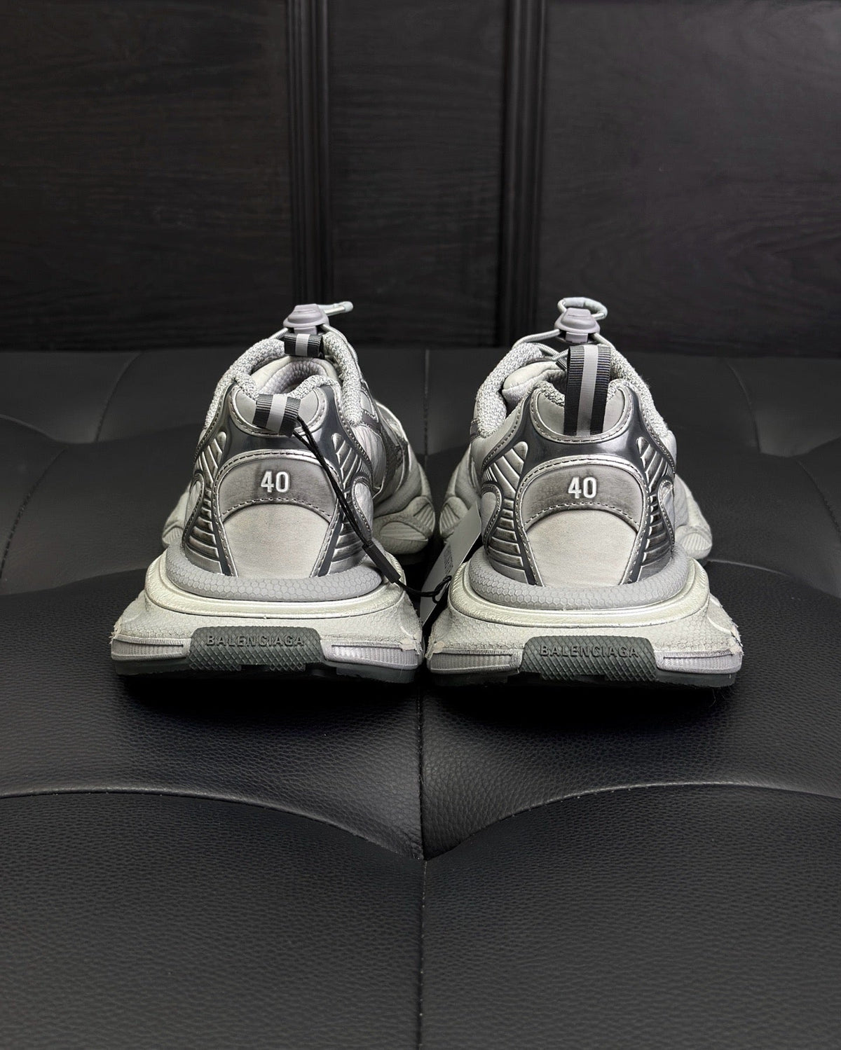 Caged Panel Runner Cremefarbene und rote Sneakers