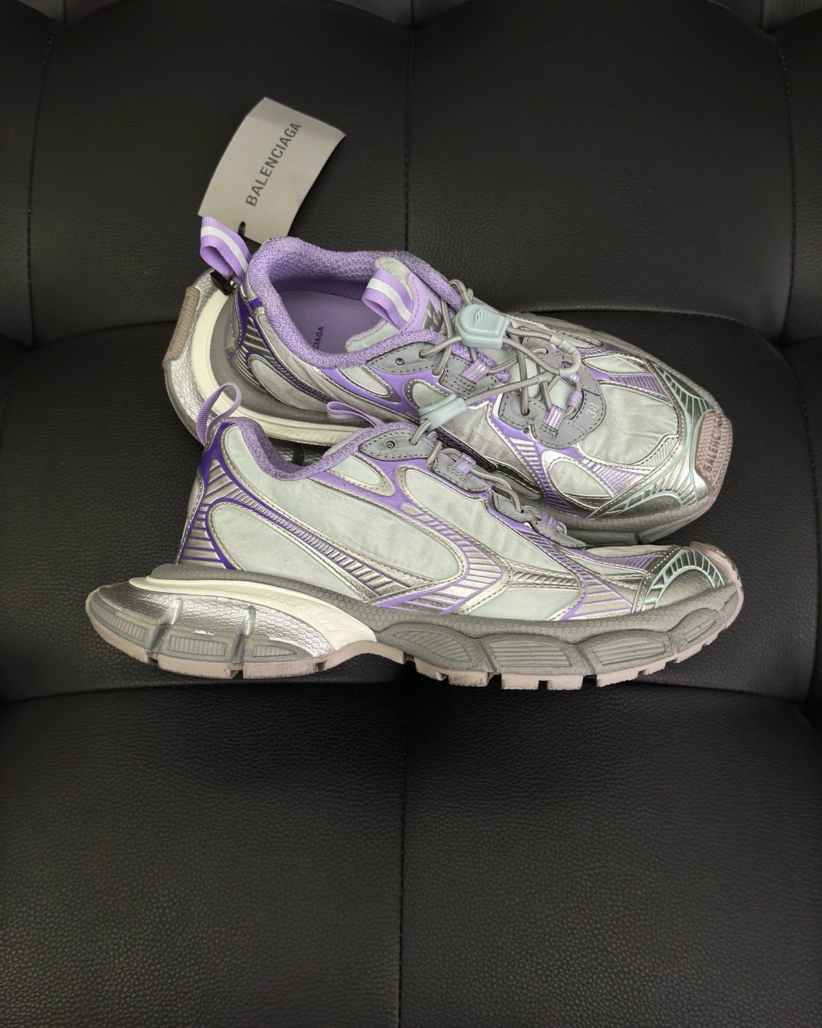 Caged Panel Runner Cremefarbene und rote Sneakers