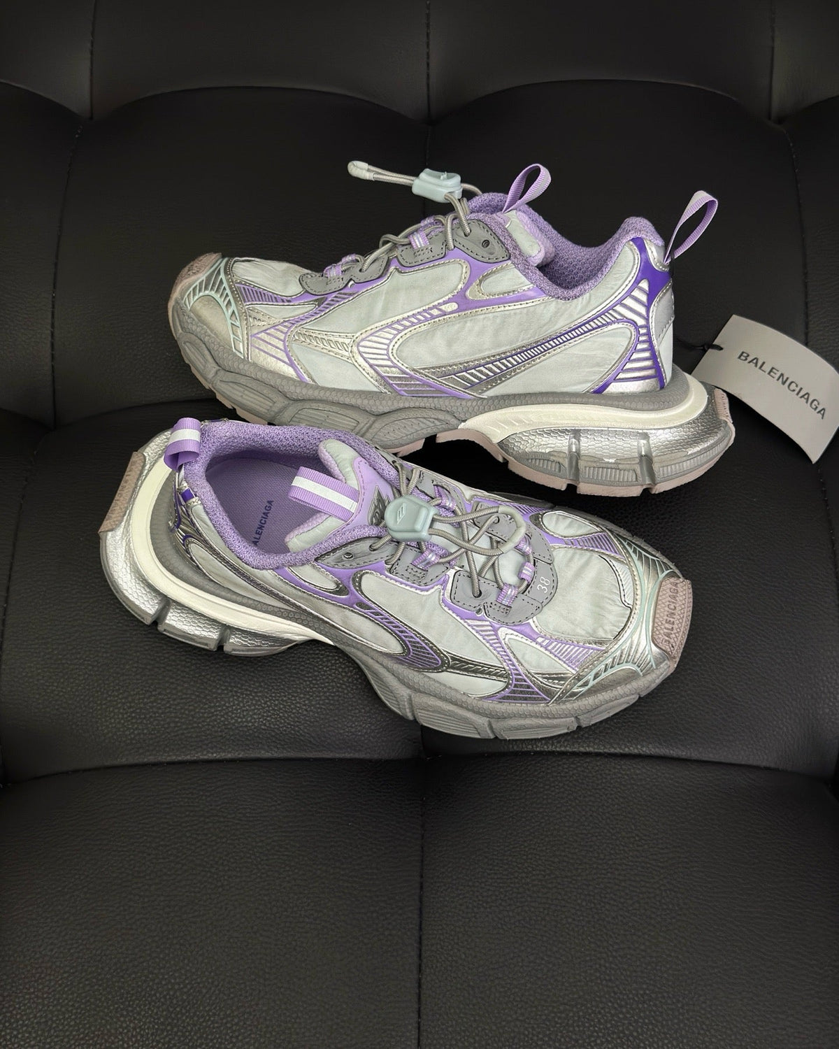 Caged Panel Runner Cremefarbene und rote Sneakers