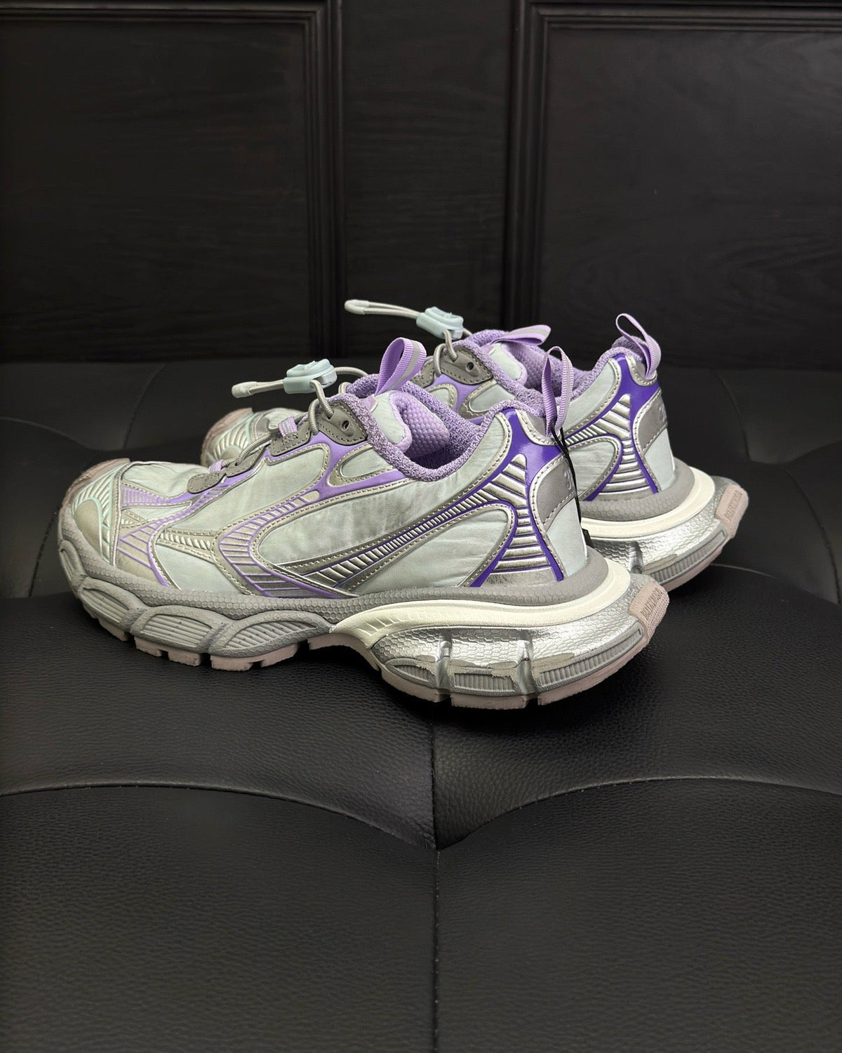 Caged Panel Runner Cremefarbene und rote Sneakers