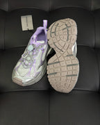 Caged Panel Runner Cremefarbene und rote Sneakers