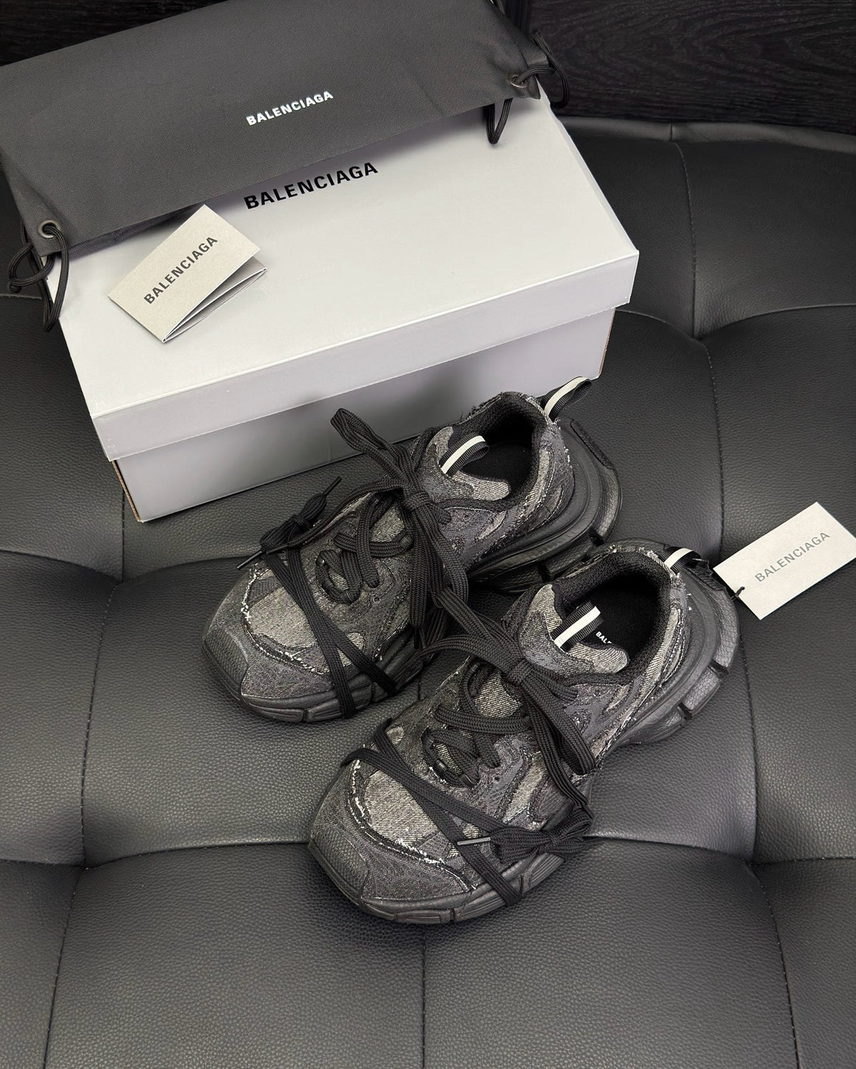 Schwarze und graue Sneaker