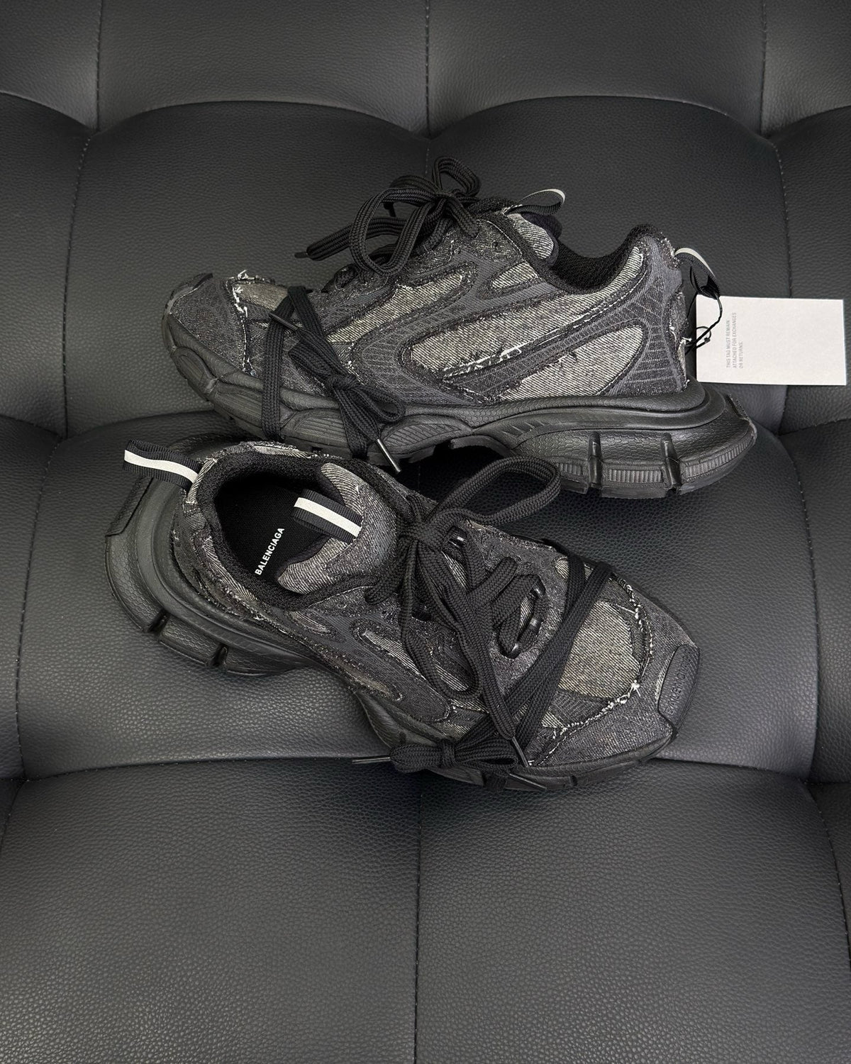 Schwarze und graue Sneaker