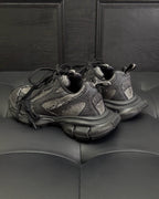 Schwarze und graue Sneaker
