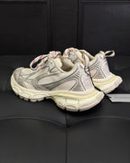 Sneaker mit Paneelen Beige