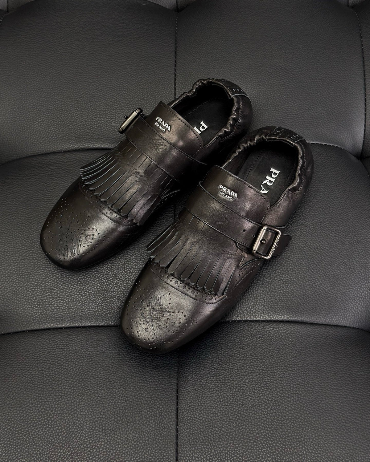 Dunkelbraune und schwarze Mules